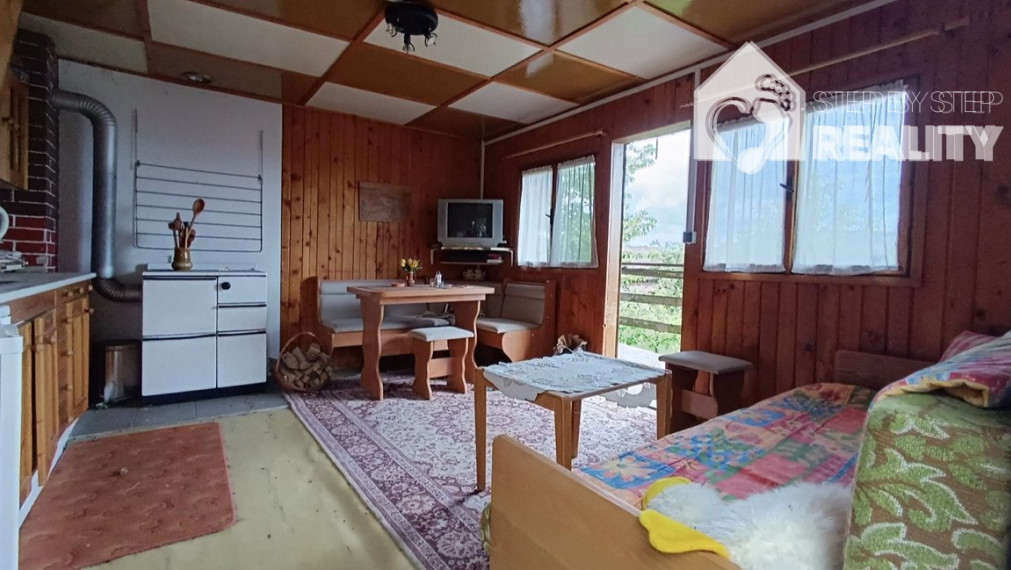 Znížená cena ! Rekreačná chata s krásnym slnečným pozemkom
