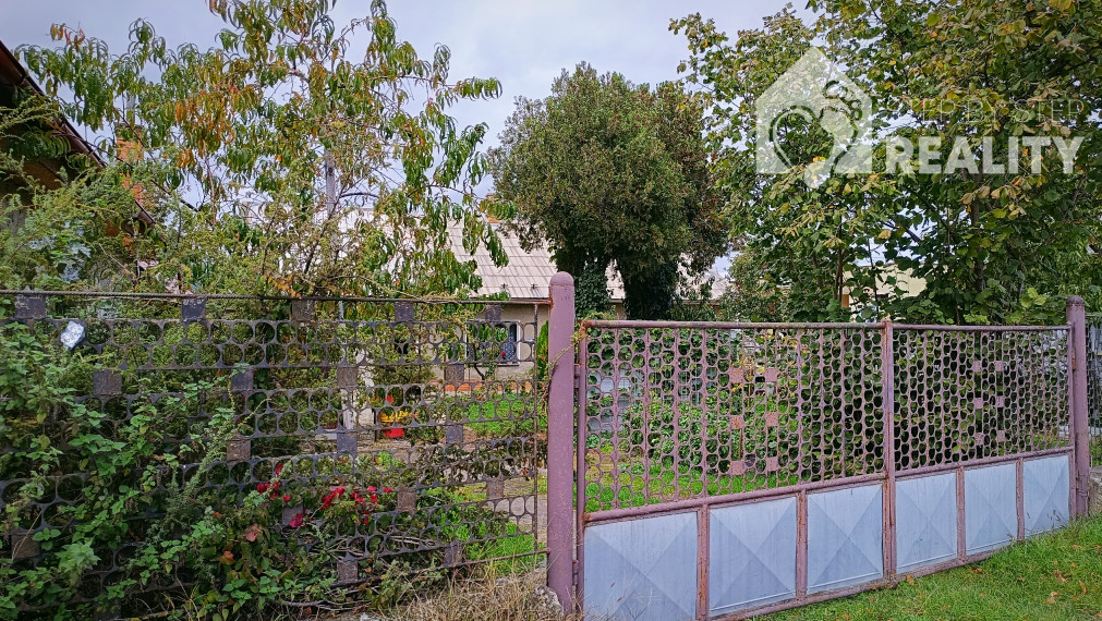 REZERVOVANÝ stavebný pozemok so starším rodinným domom-Ladce