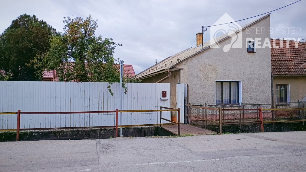 REZERVOVANÝ stavebný pozemok so starším rodinným domom-Ladce