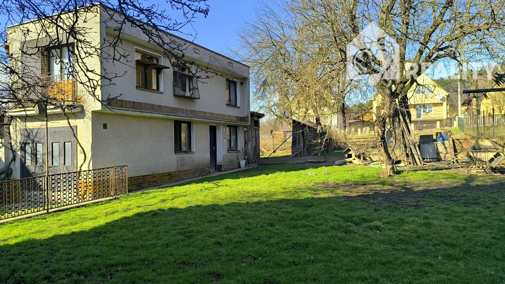 Na predaj priestranný rodinný dom  s garážou v Považskej Teplej