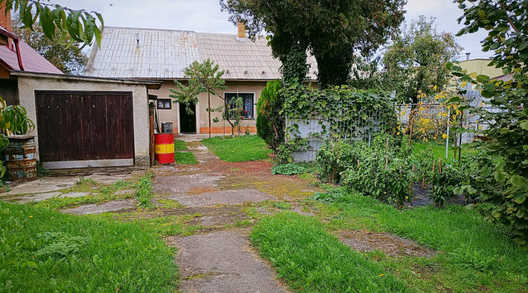 REZERVOVANÝ stavebný pozemok so starším rodinným domom-Ladce