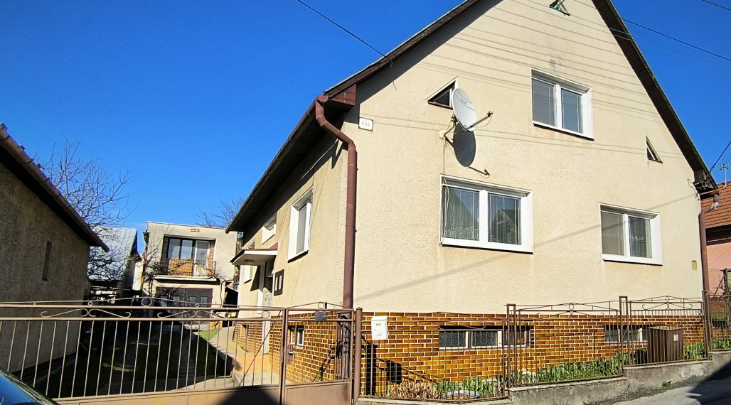 Na predaj priestranný rodinný dom  s garážou v Považskej Teplej