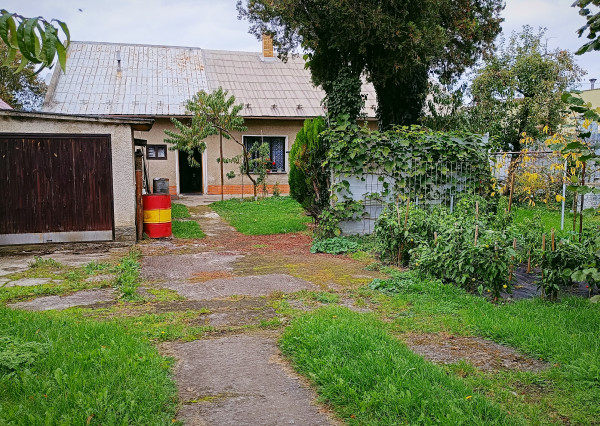 REZERVOVANÝ stavebný pozemok so starším rodinným domom-Ladce