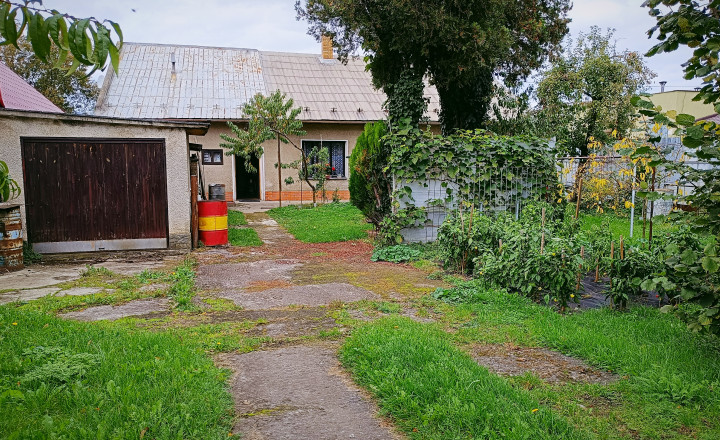 REZERVOVANÝ stavebný pozemok so starším rodinným domom-Ladce