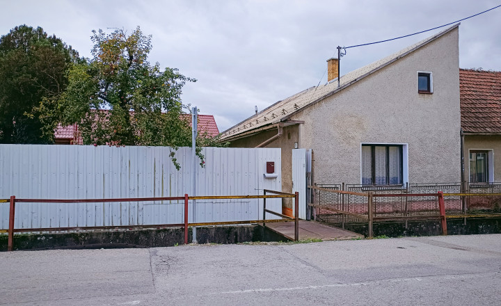 REZERVOVANÝ stavebný pozemok so starším rodinným domom-Ladce - fotografia 2