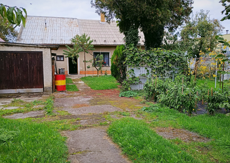 REZERVOVANÝ stavebný pozemok so starším rodinným domom-Ladce